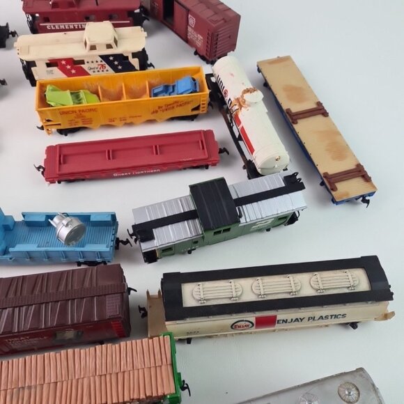 Mixed Lot HO Scale Trains Cars- Freight Boxcars-Flats-Tankers Locomotives T04 - Picture 10 of 13